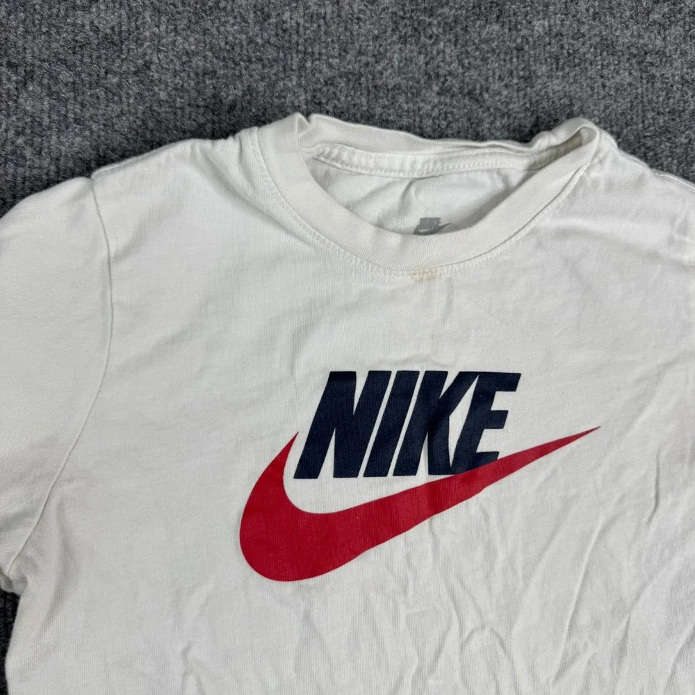 Nike T-Shirt Boys Size L White Graphic Logo Classic Fit Short Sleeve AR5252-107